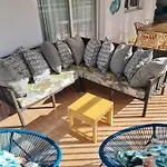 Gran terraza con vistas al mar y piscina