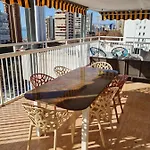 Gran terraza con vistas al mar y piscina