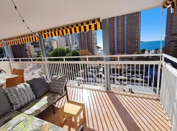 Gran terraza con vistas al mar y piscina