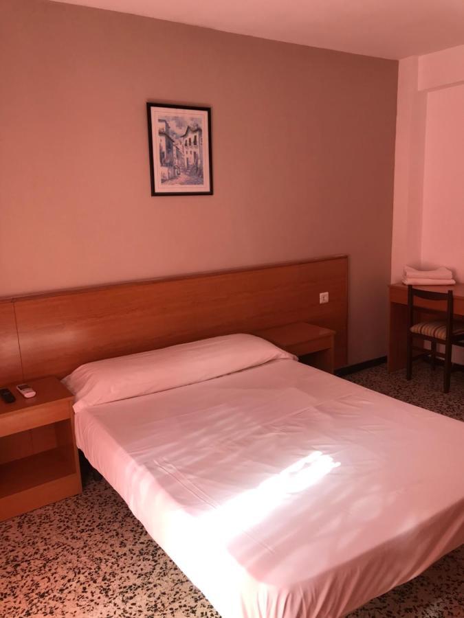 Iris Hotel *