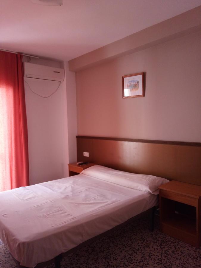 Iris Hotel *