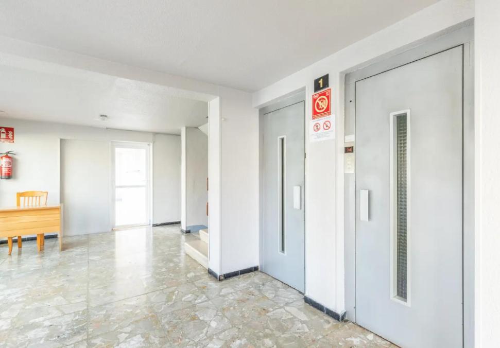 Familias En Edificio Acacias Benidorm
