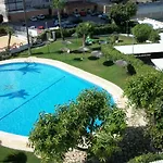 Apartamento mediterraneo, muy centrico, en Plaza Triangular, soleado, con jardines y piscina y la playa enfrente andando, con parking exterior comunitario