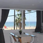 Apartamento frente al mar, moderno con aire acondicionado, parking y free Wi-Fi