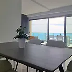 Planta 37: Terraza privada con vistas al mar