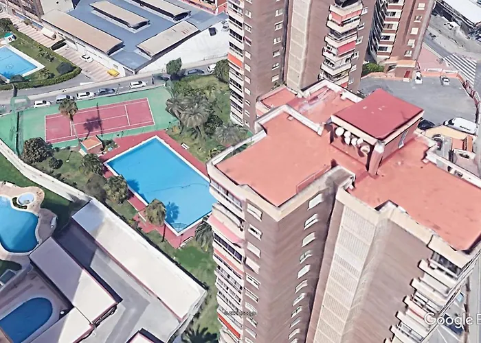 Apartamento Alteanos, centrico y confortable, soleado, con piscina y jardines, tenis, parking exterior comunitario, y la playa andando 10 min
