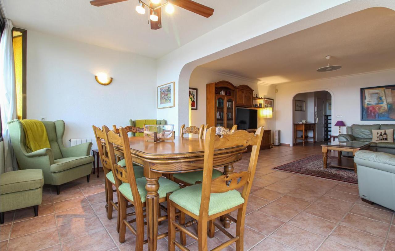 Three-bedroom In Apartamento