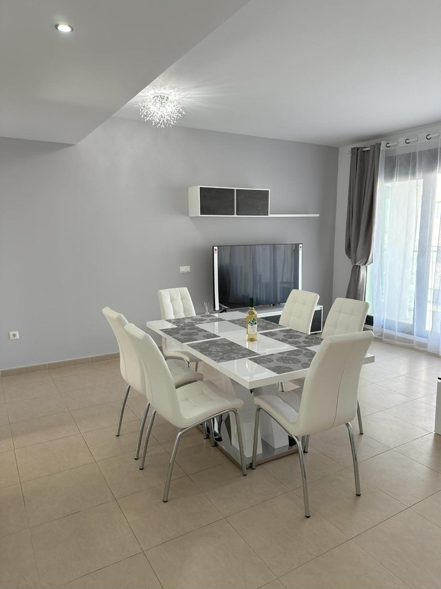 Luxurious, Newly-renovated Large 2-bedroom By The Beach Apartamento