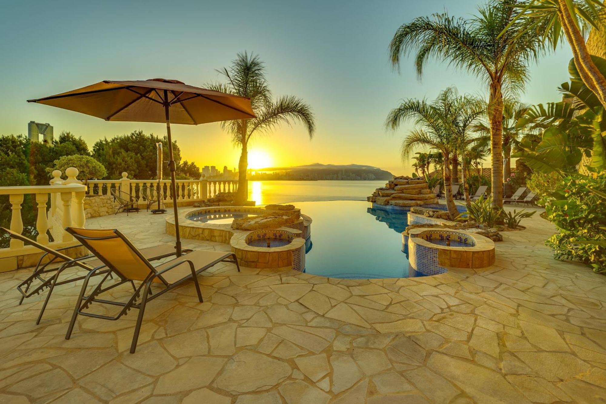 Villa Julieta Y Romeo By Bookirentals