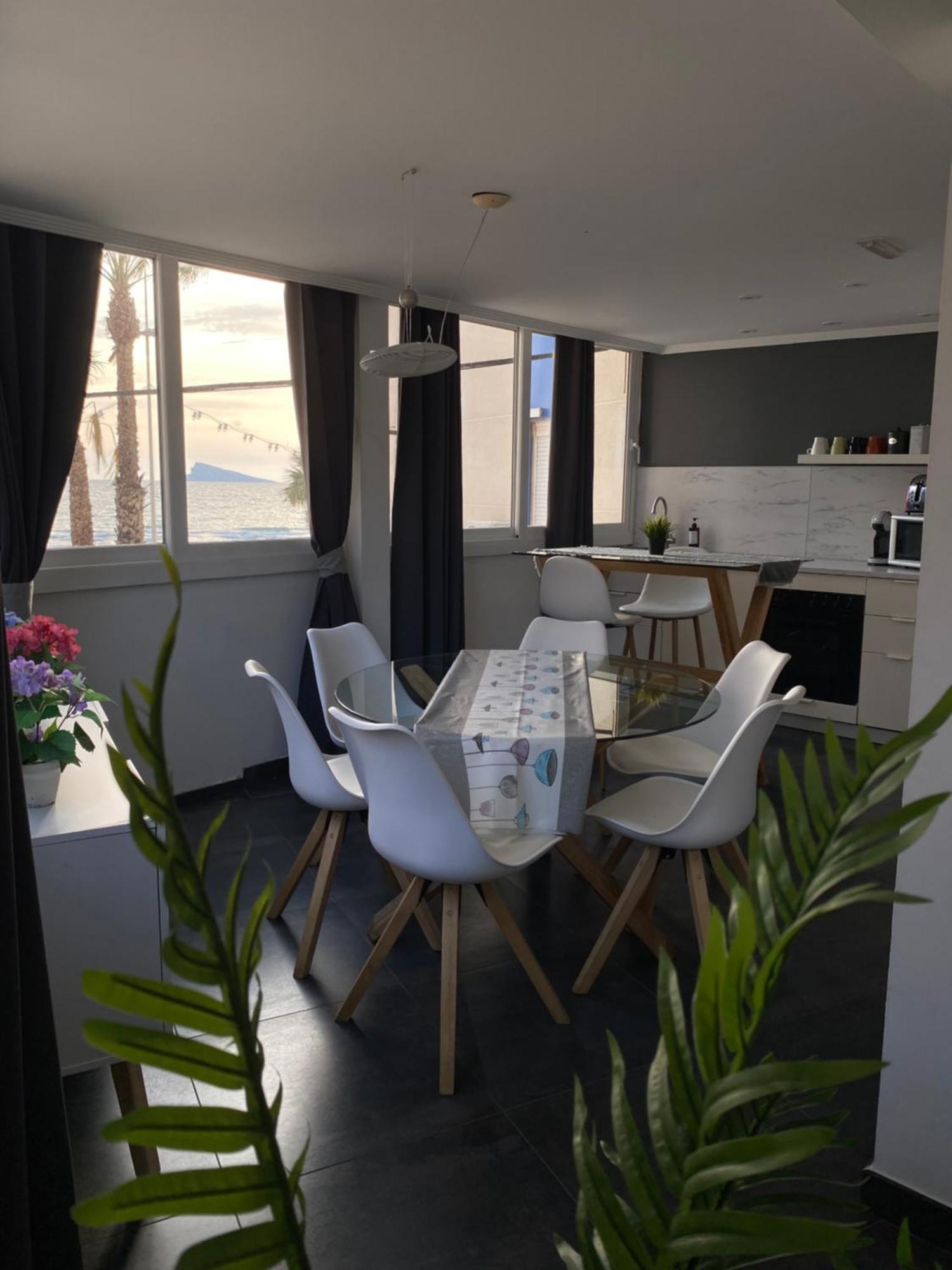 Apartamento Frente Al Mar, Moderno Con Aire Acondicionado, Parking Y Free Wi-fi *