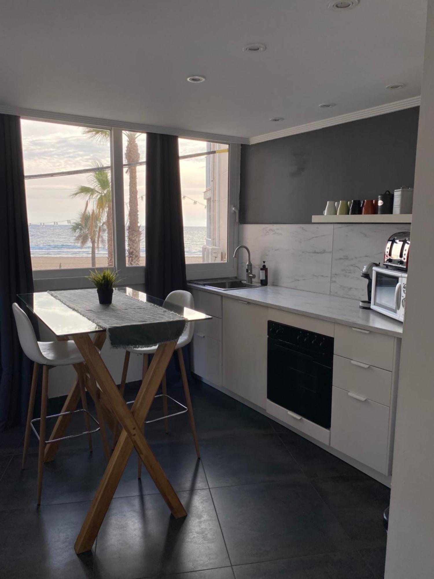 Frente Al Mar, Moderno Con Aire Acondicionado, Parking Y Free Wi-fi *