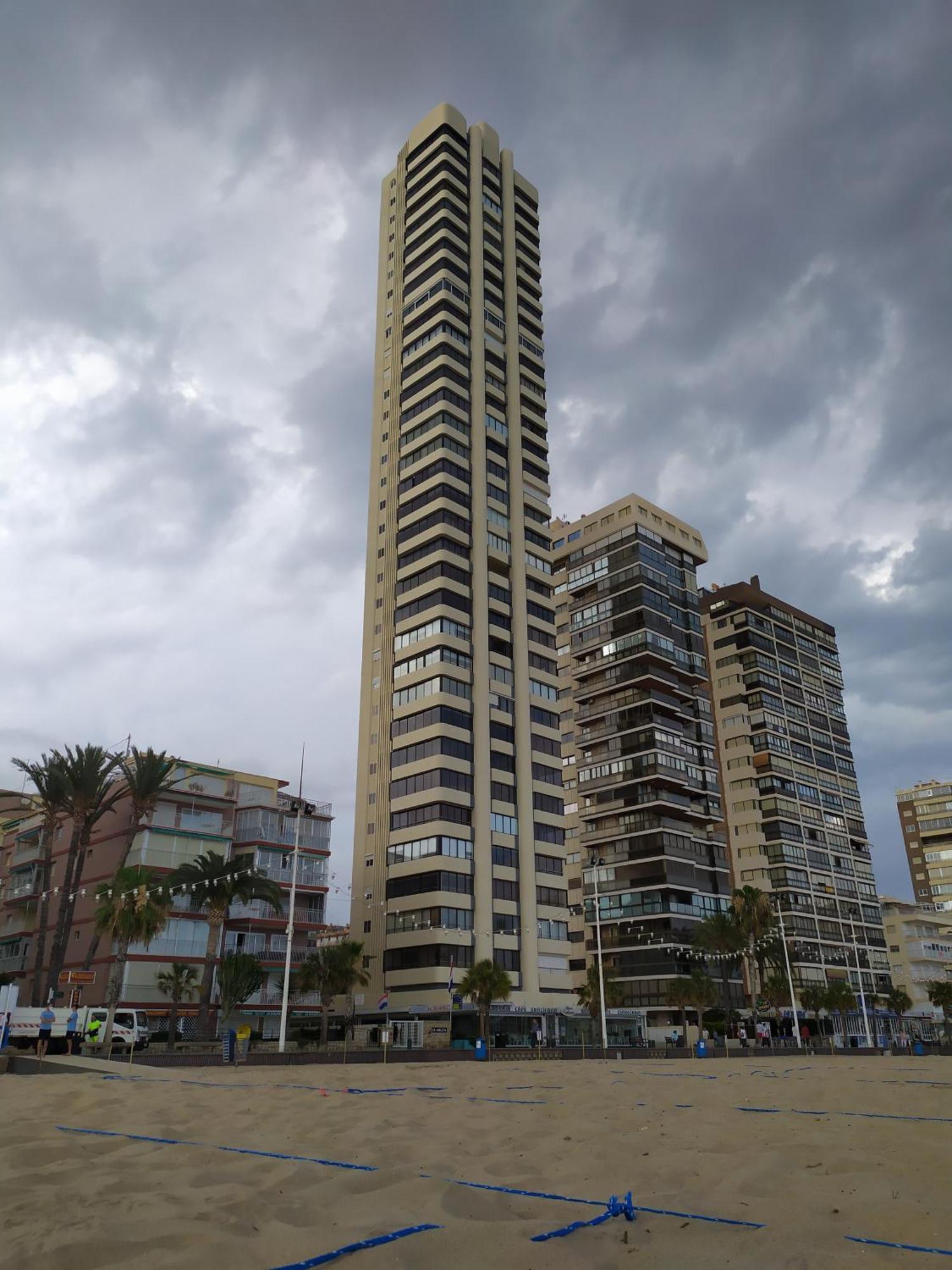 Luminoso En Primera Línea De Playa Apartamento
