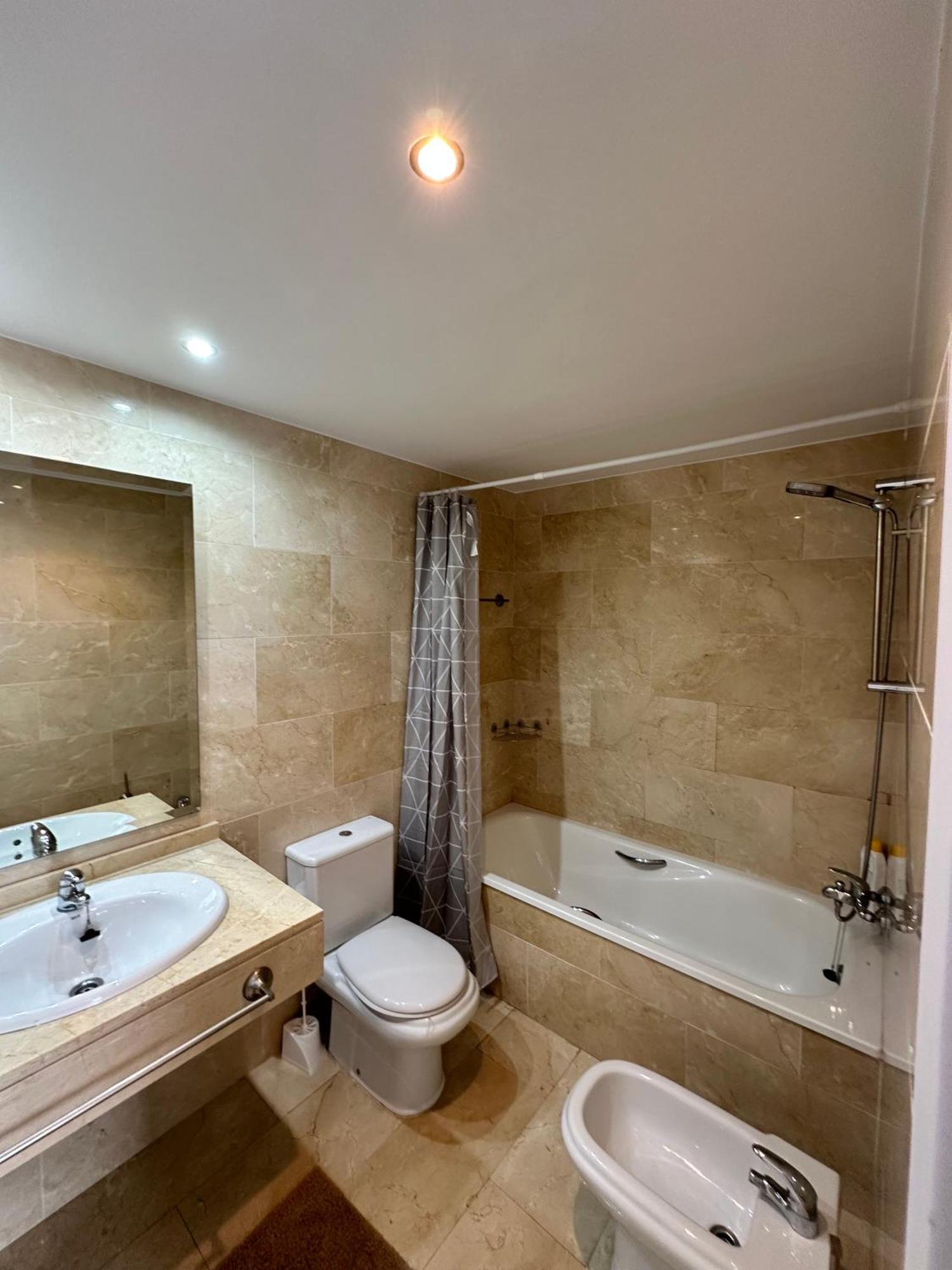 Apartamento Luxurious, Newly-renovated Large 2-bedroom By The Beach Benidorm