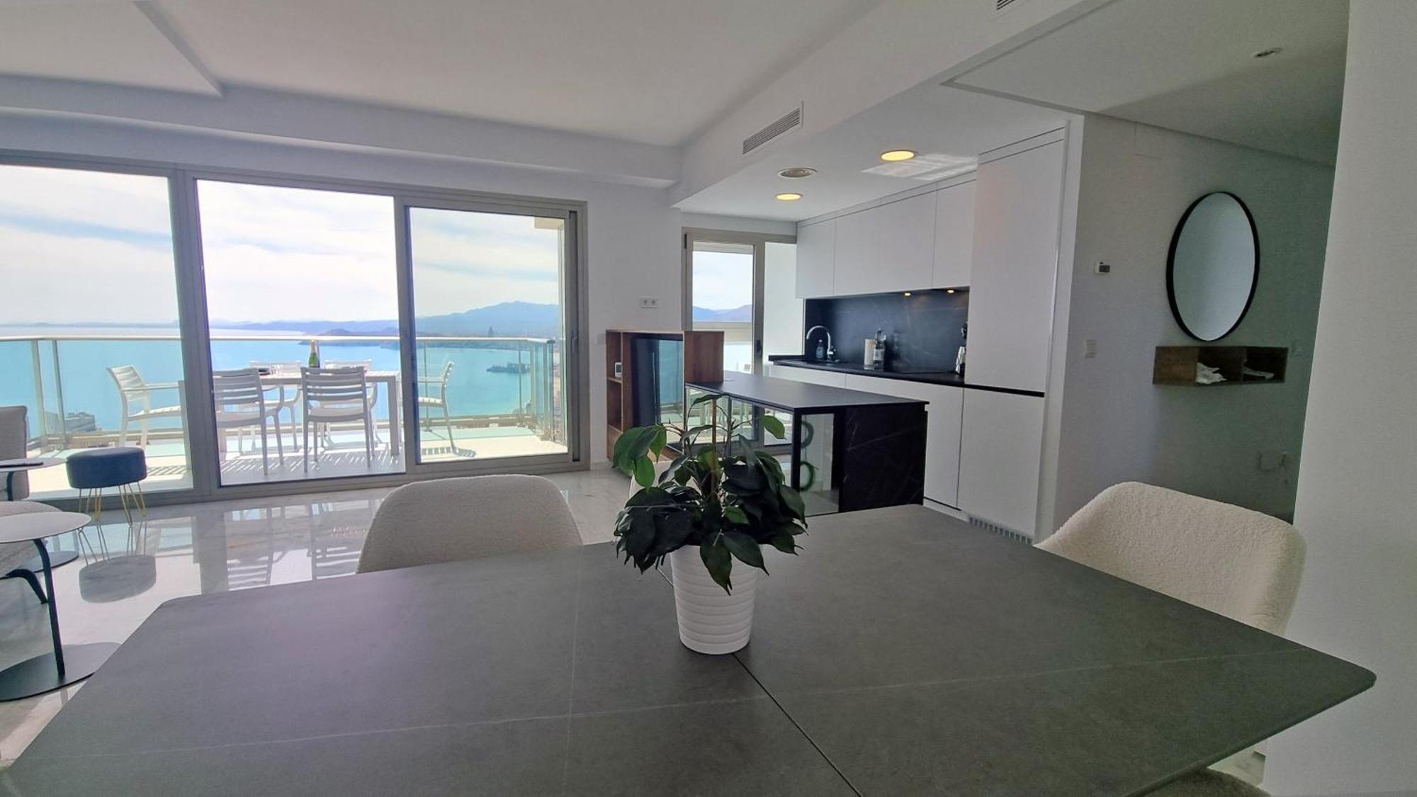 Apartamento Planta 37: Terraza Privada Con Vistas Al Mar