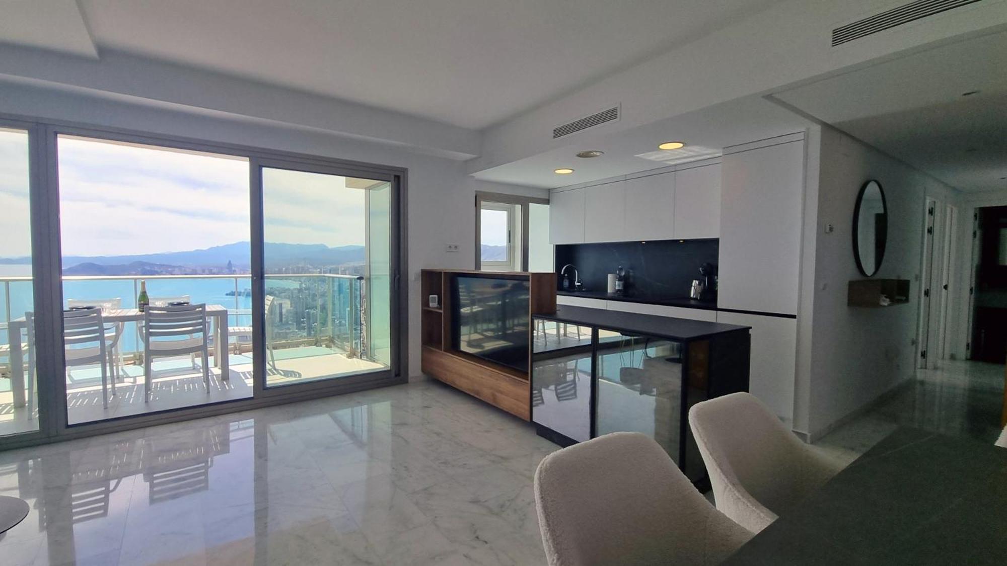 Apartamento Planta 37: Terraza Privada Con Vistas Al Mar
