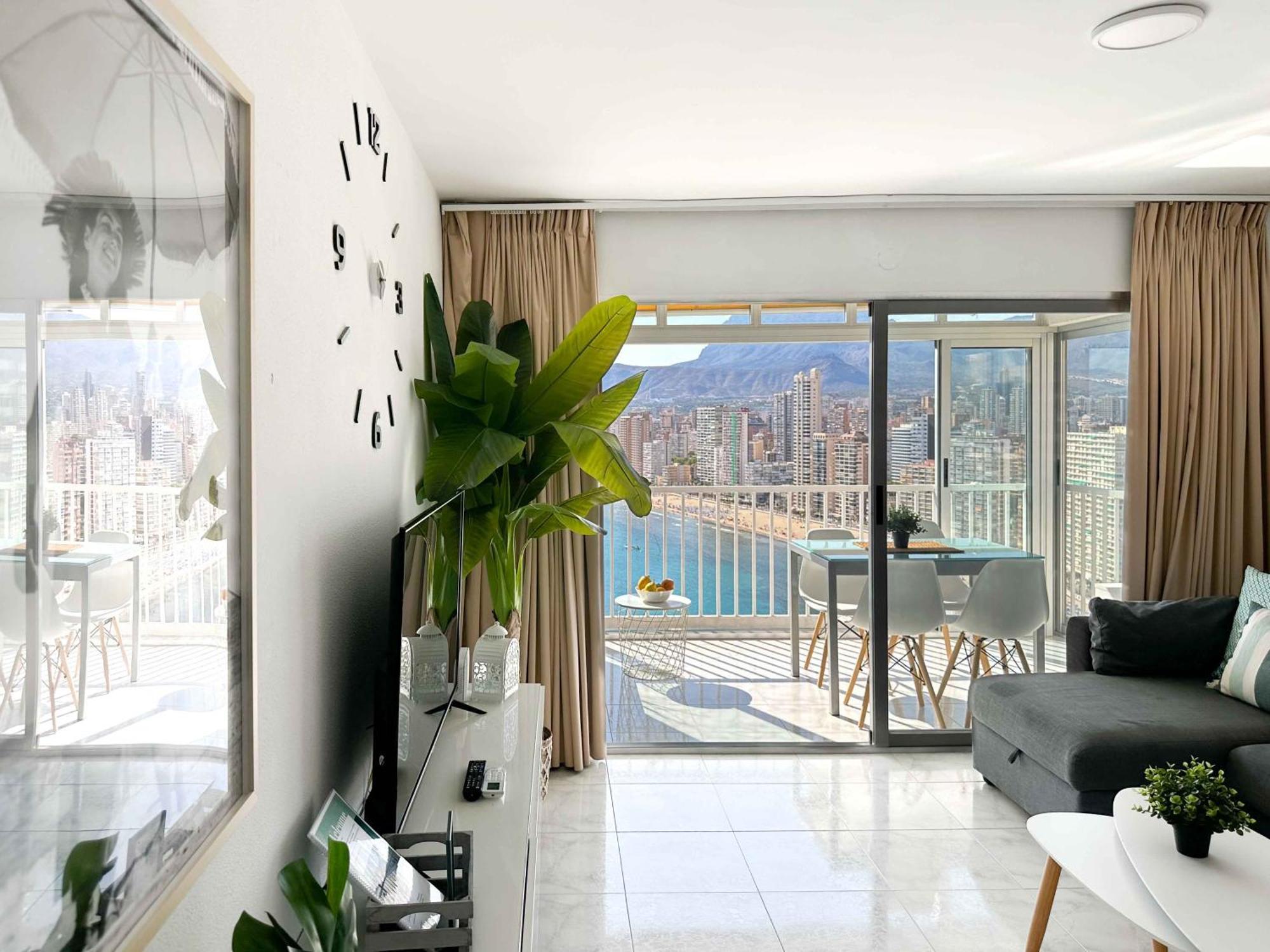 Balcón Al Mediterráneo Y Skyline De Apartamento Benidorm