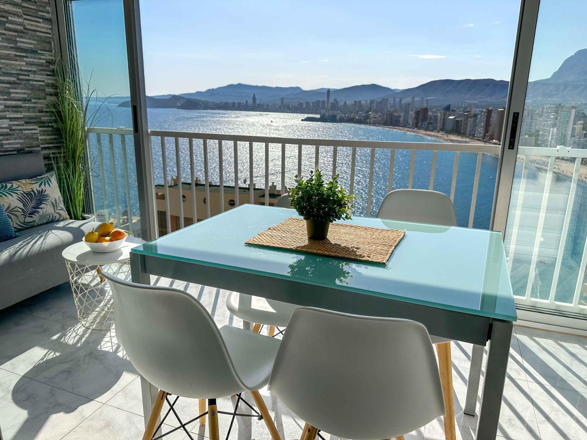 Balcón Al Mediterráneo Y Skyline De Apartamento Benidorm