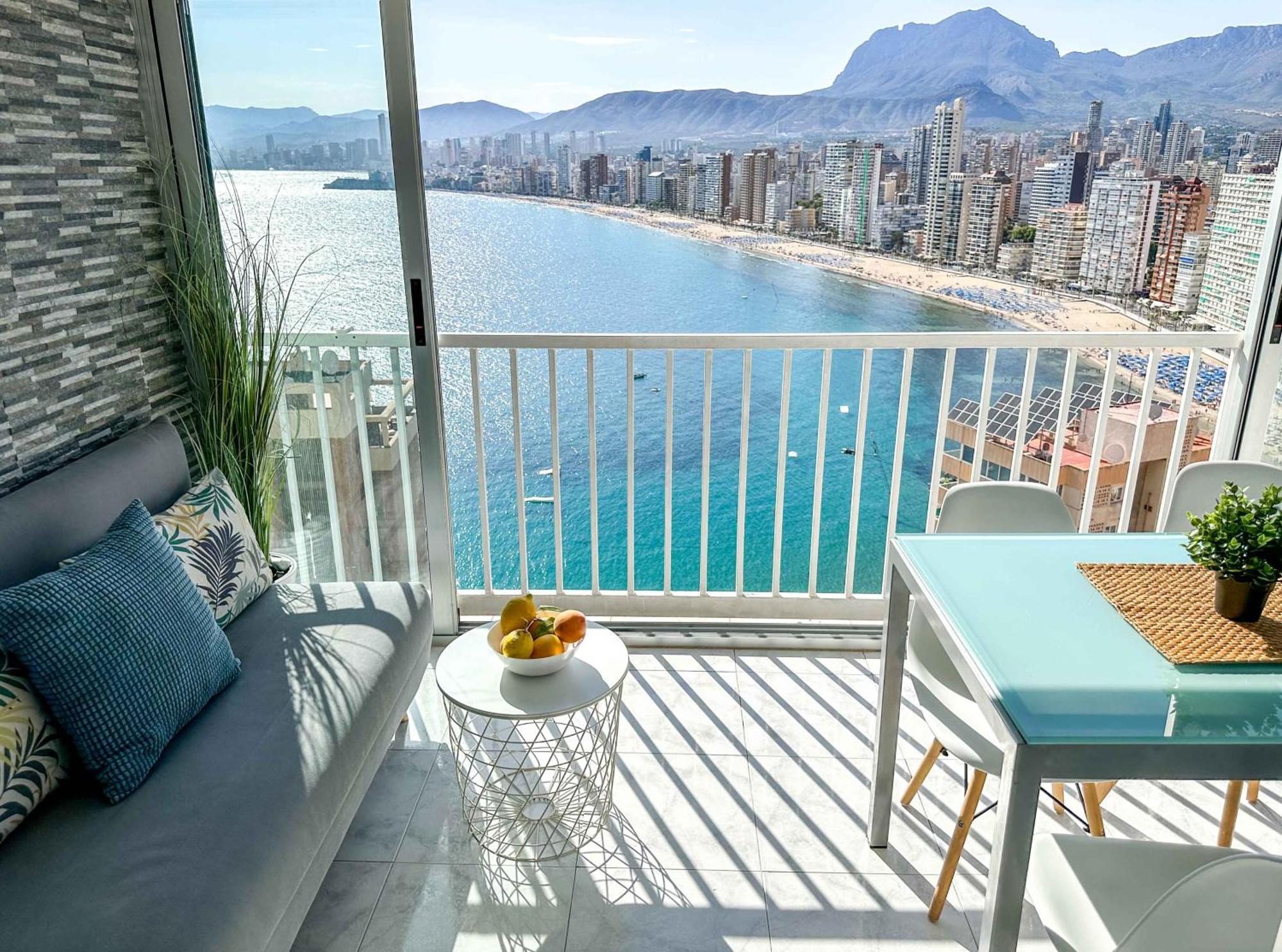 Balcón Al Mediterráneo Y Skyline De Apartamento Benidorm