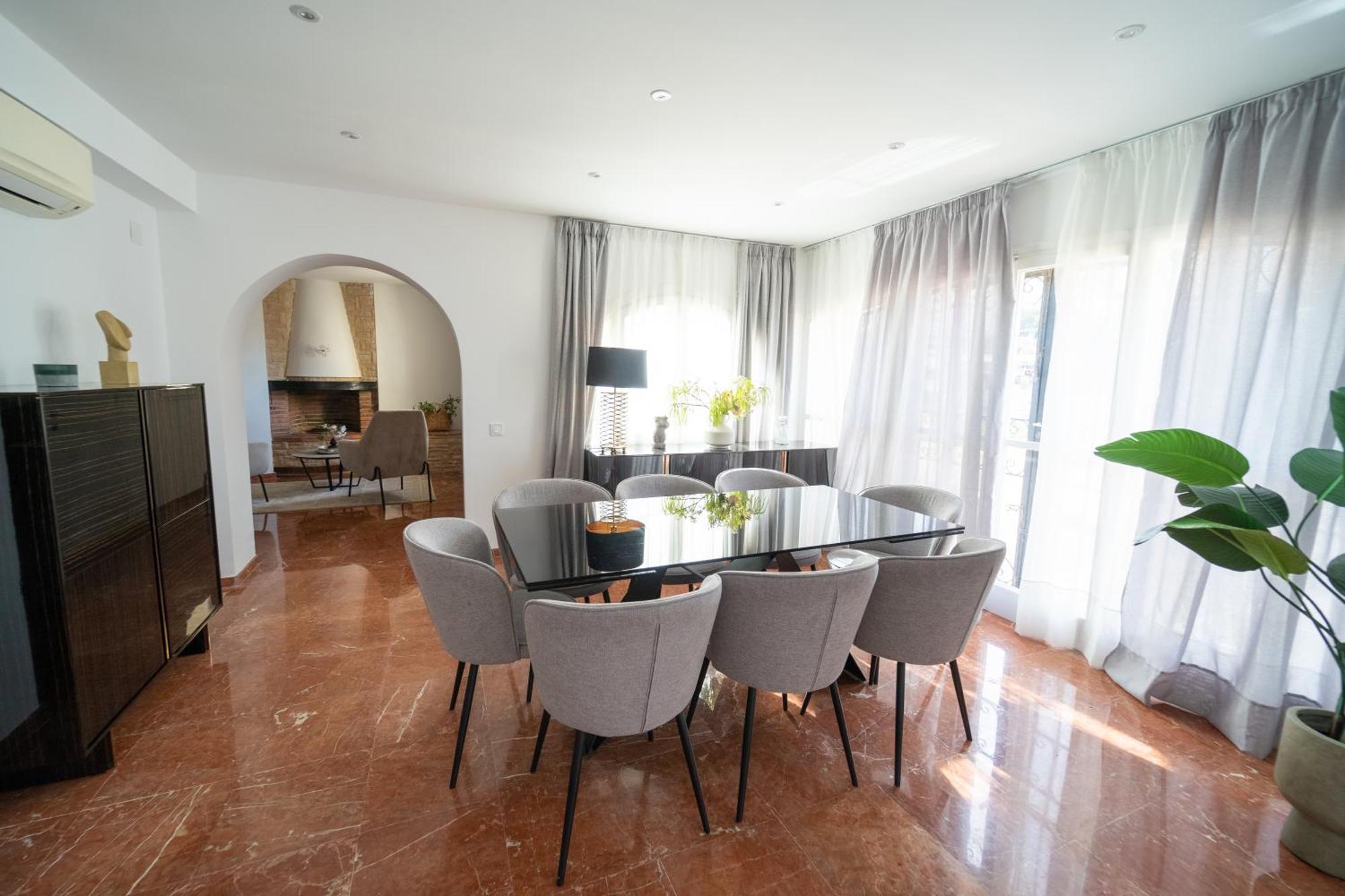 Julieta Y Romeo By Bookirentals * Benidorm