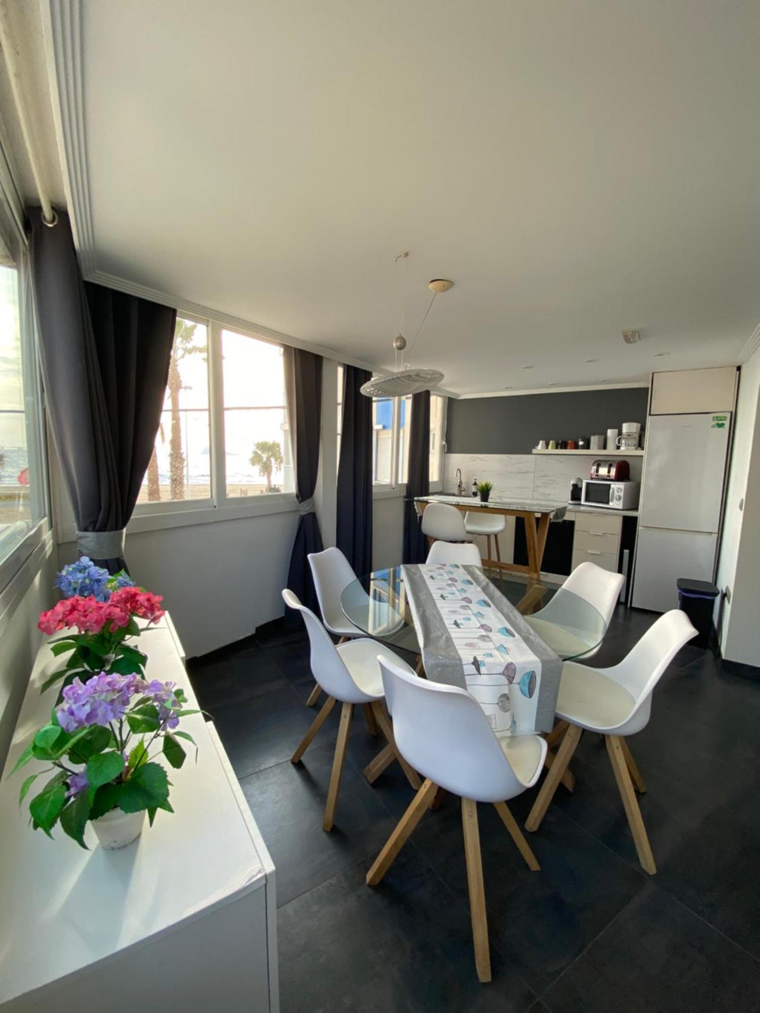 Apartamento Frente Al Mar, Moderno Con Aire Acondicionado, Parking Y Free Wi-fi *