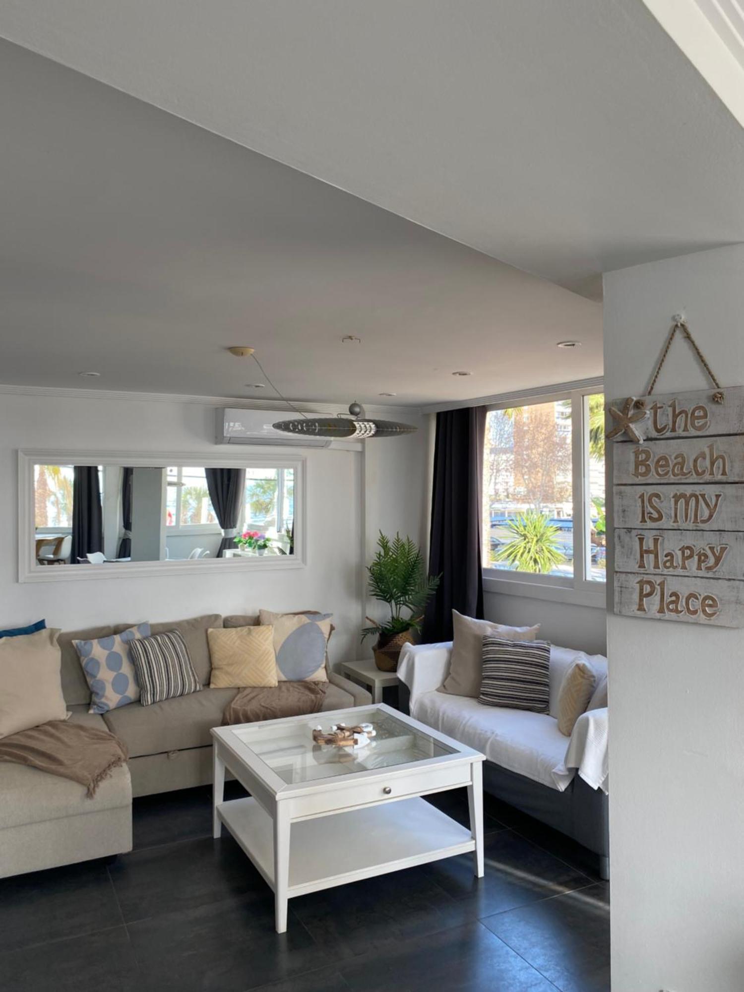 Apartamento Frente Al Mar, Moderno Con Aire Acondicionado, Parking Y Free Wi-fi *