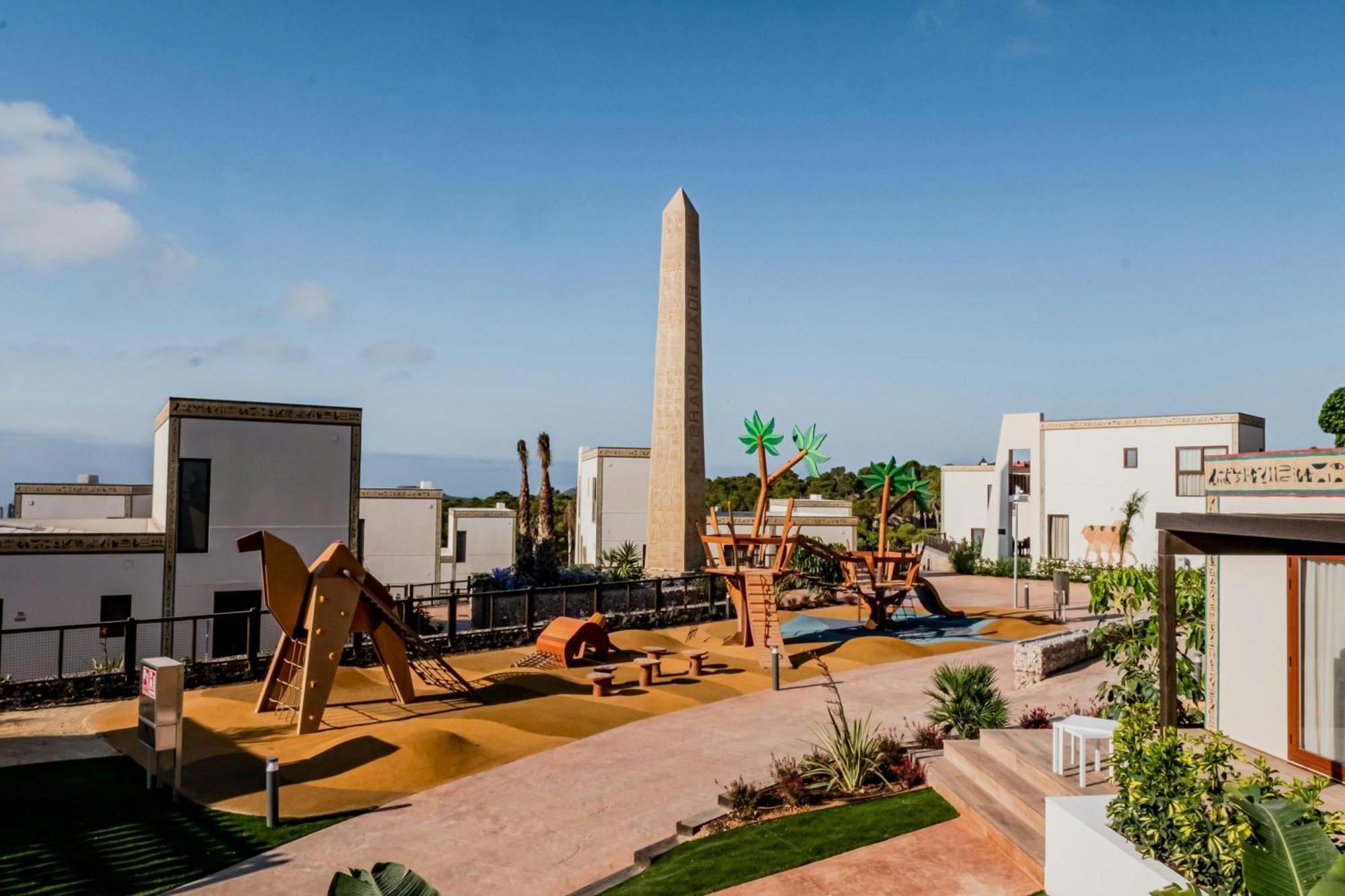 Hotel Grand Luxor Village - Terra Mítica Park Included