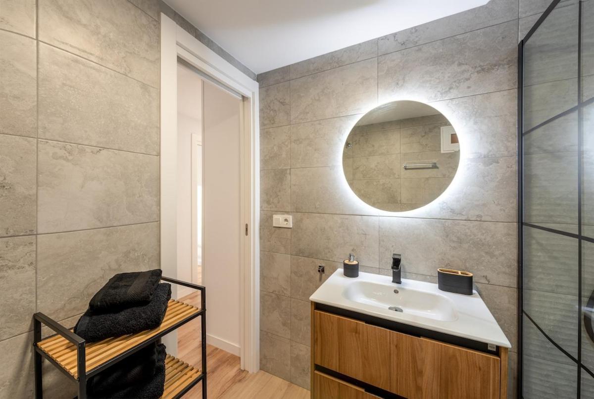 Stunning New Apt, 1min, 2br, Parking *