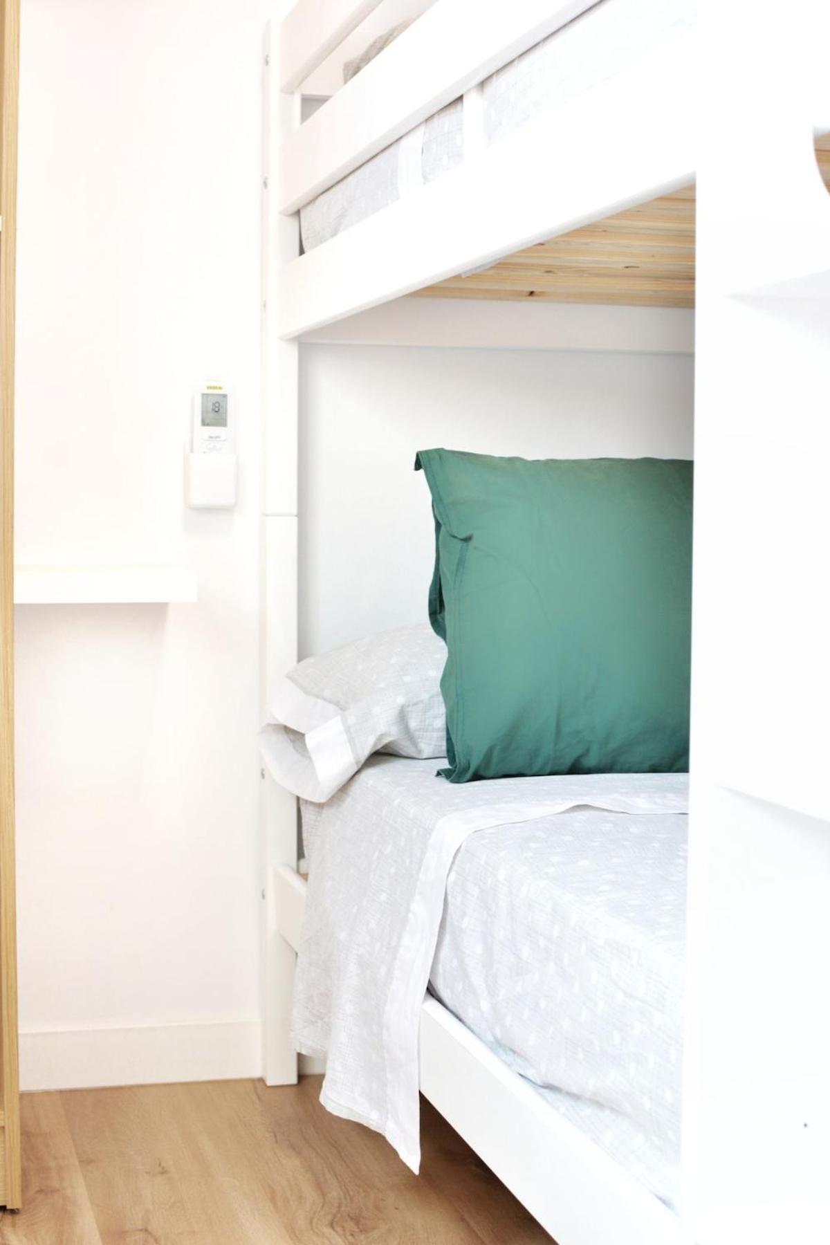 Stunning New Apt, 1min, 2br, Parking Apartamento