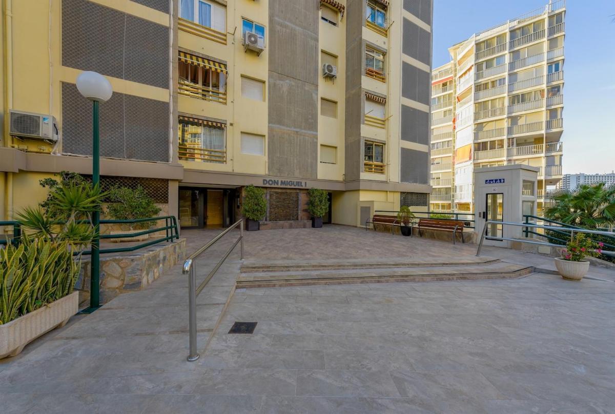 Stunning New Apt, 1min, 2br, Parking *