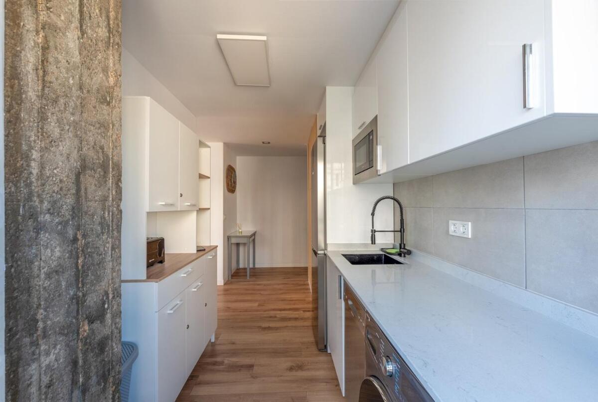 Stunning New Apt, 1min, 2br, Parking Apartamento *