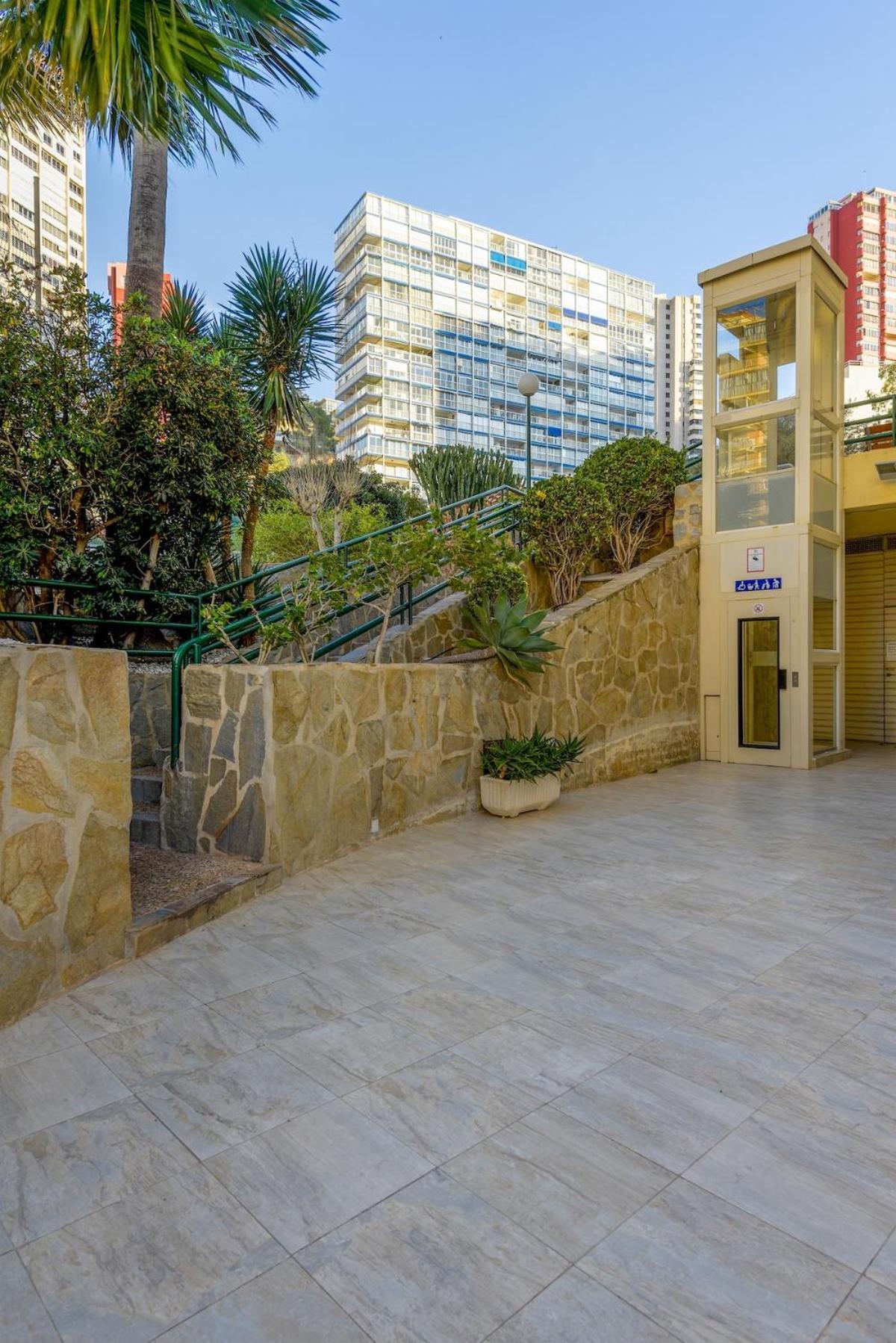 Stunning New Apt, 1min, 2br, Parking *