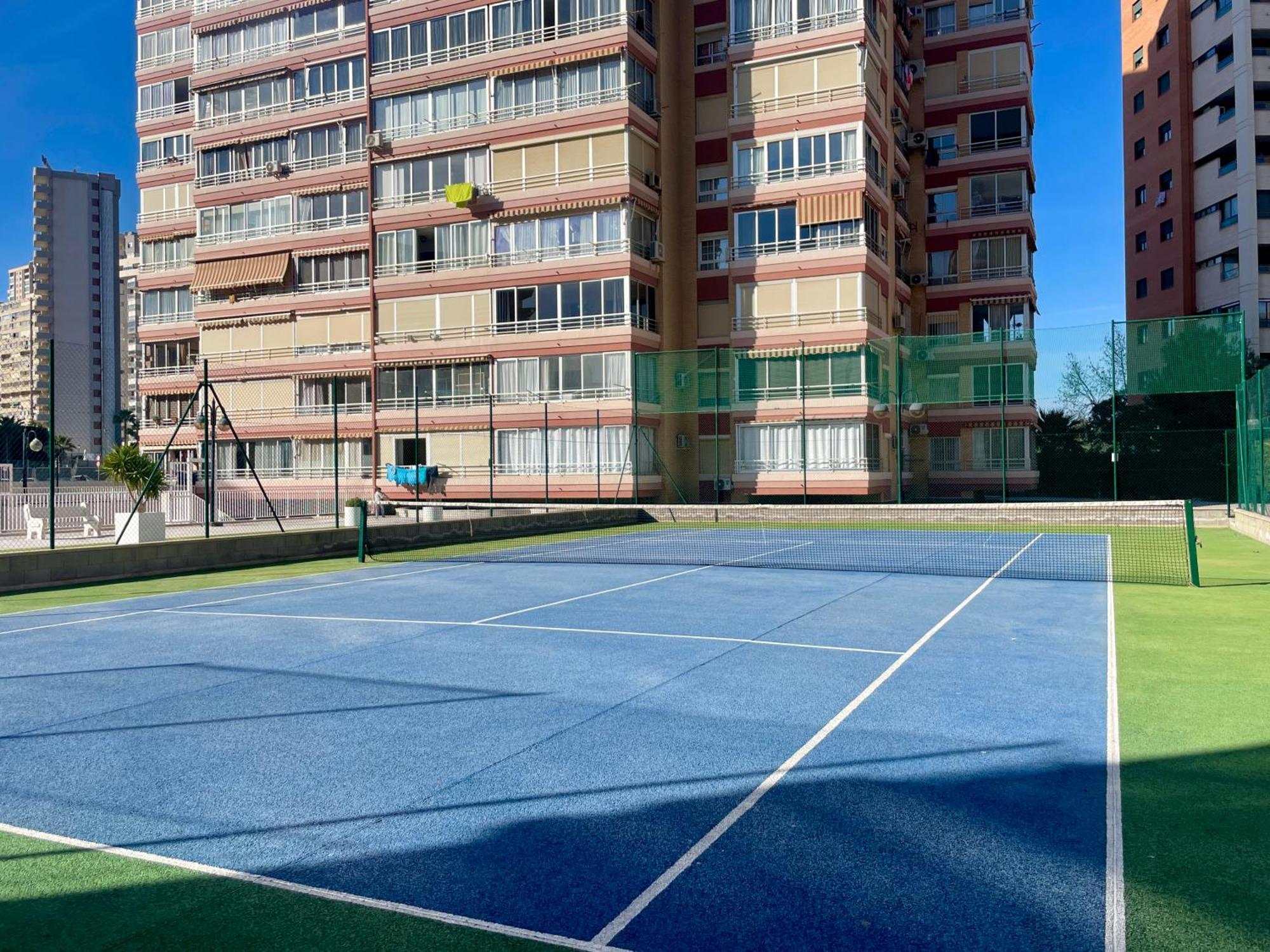 Apartamento Amplio Con Piscina Y Pistas De Tenis En Benidorm