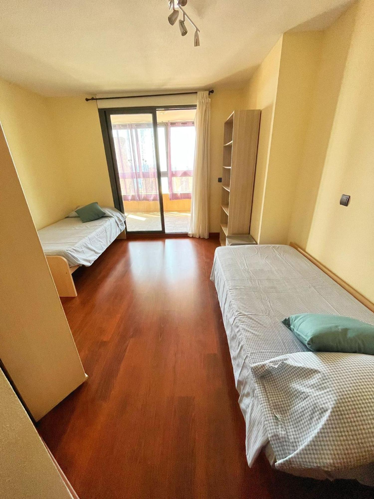 Marinas, Muy Amplio Cerca De Playa Poniente Apartamento