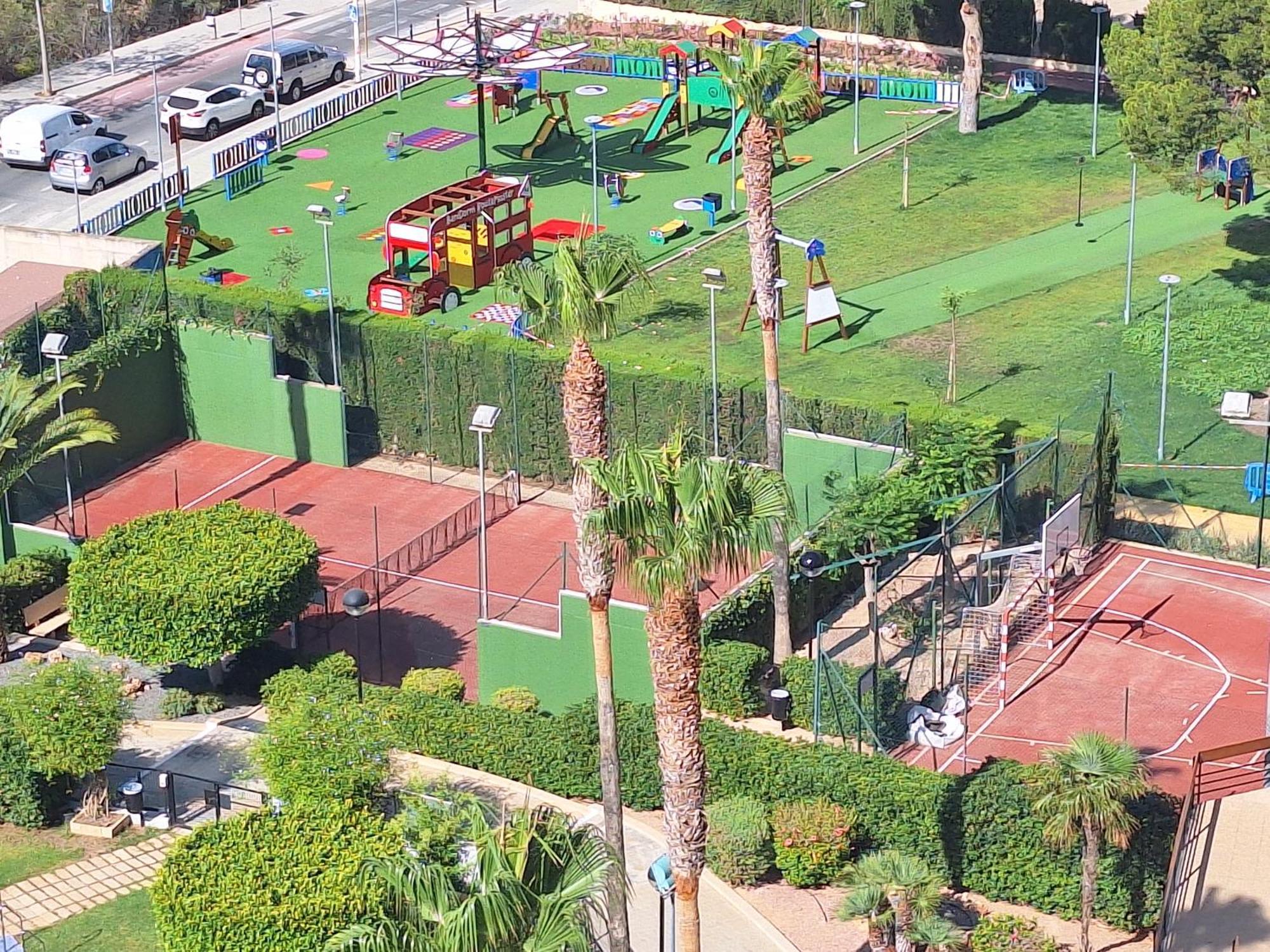 Marinas, Muy Amplio Cerca De Playa Poniente