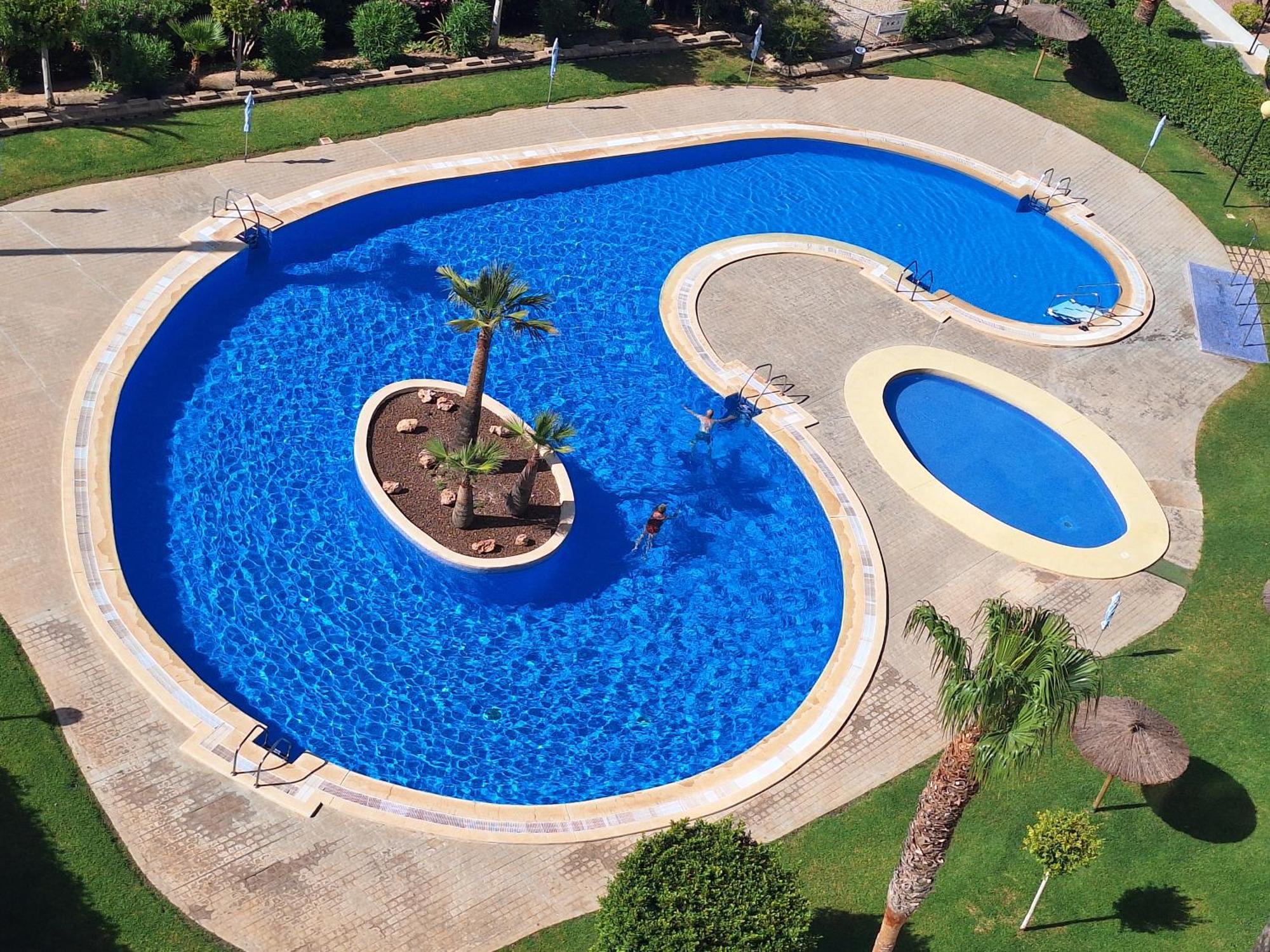 Marinas, Muy Amplio Cerca De Playa Poniente