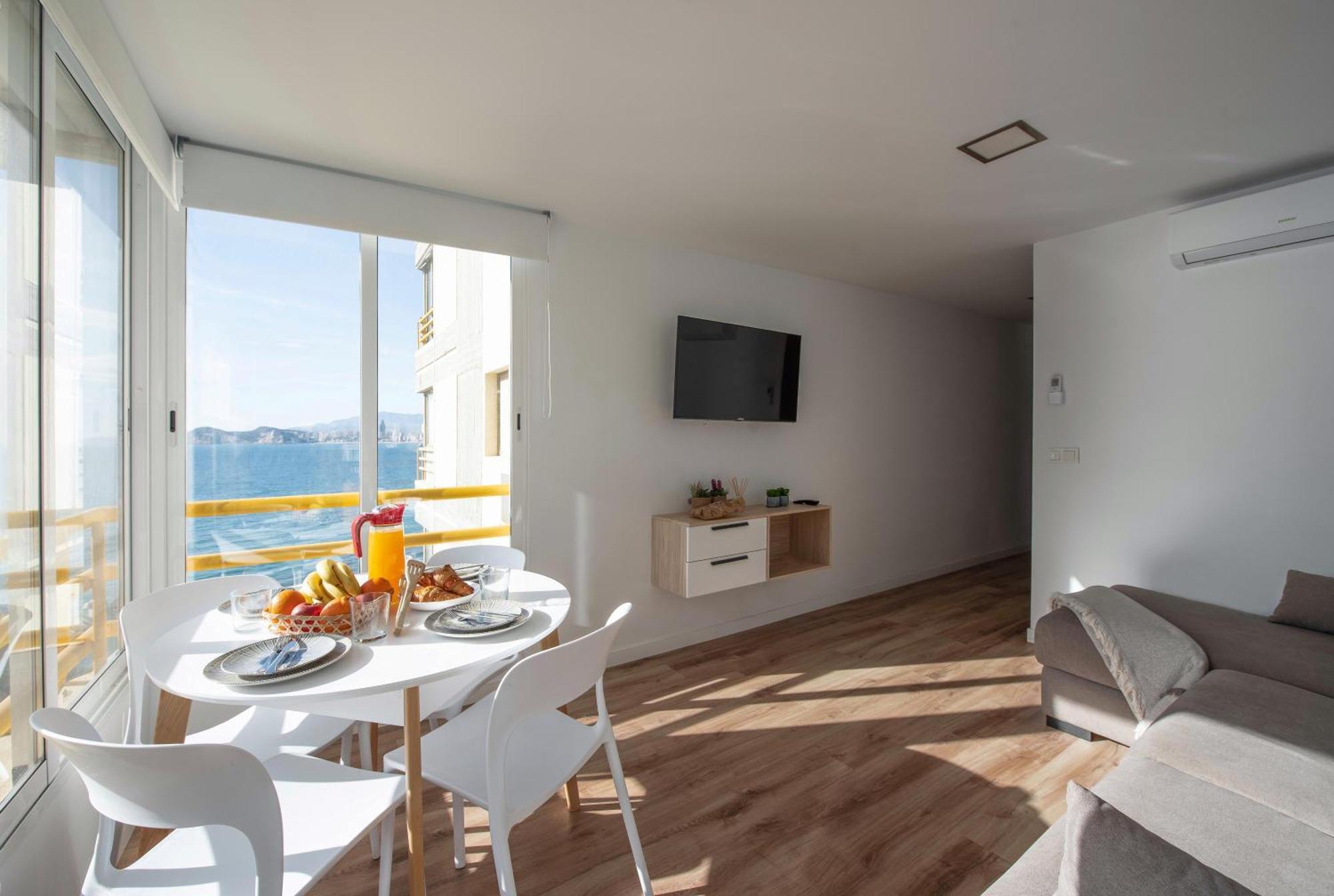 Stunning New Apt, 1min, 2br, Parking Apartamento *