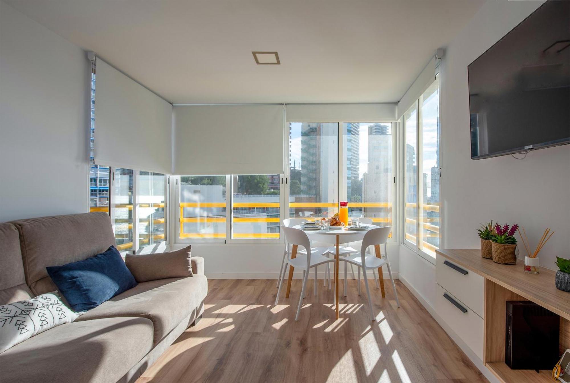 Stunning New Apt, 1min, 2br, Parking Apartamento *