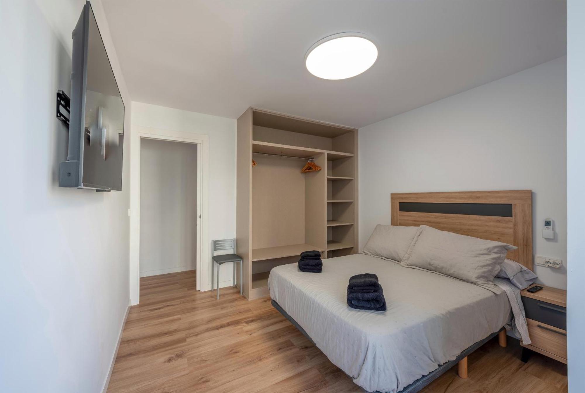 Stunning New Apt, 1min, 2br, Parking Apartamento