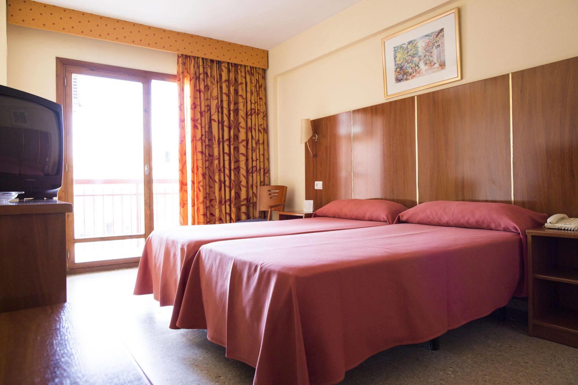 Port Fleming Hotel
