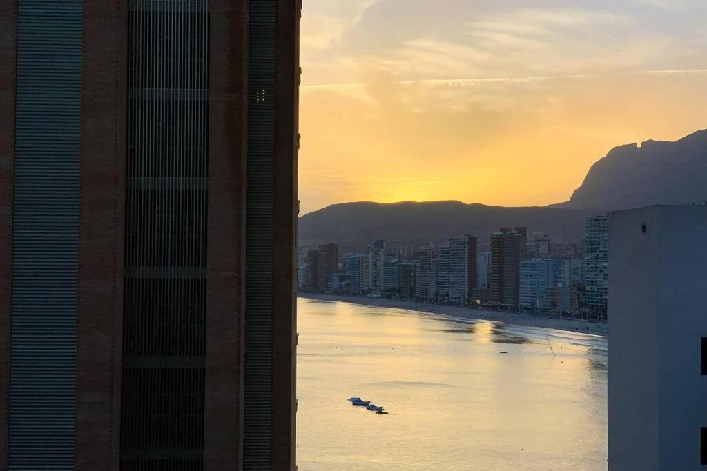 Balcón Al Mediterráneo Y Skyline De Apartamento Benidorm