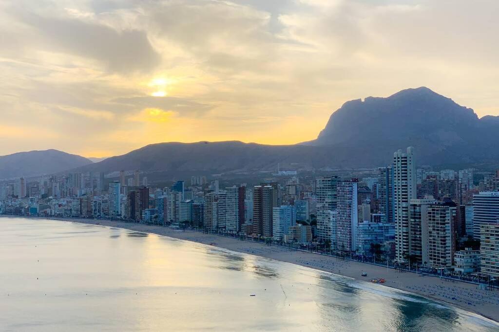 Balcón Al Mediterráneo Y Skyline De Apartamento