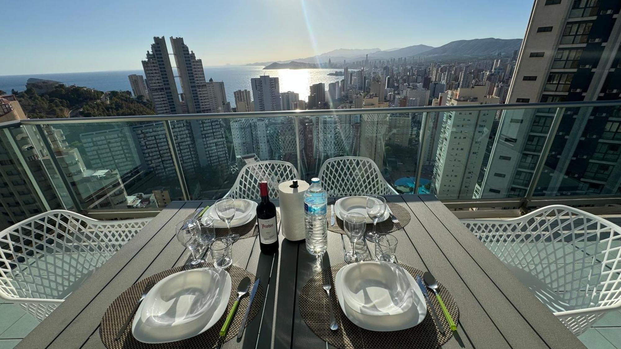 Highrise With Stunning Views From Private Balcony 85 Apartamento